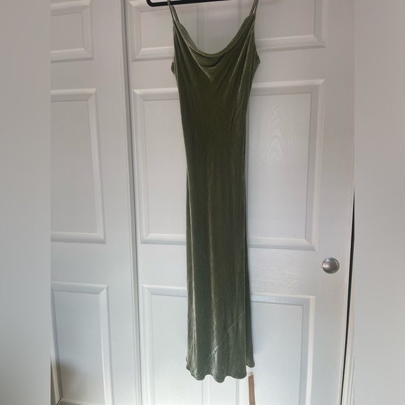 Salamanca Dress by Reformation SZ 6 in Artichoke Velvet. - Picture 12 of 14